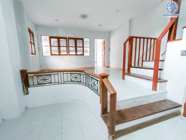 ทาวน์เฮ้าส์มือสองย่านนนทบุรี ม.นันทนาการ์เด้นท์ 1 ท่าอิฐ หลังมุม! บนเนื้อที่ 27.5 ตร.ว. ฟังก์ชัน 2 ห้องนอน 2 ห้องน้ำ 1 ที่จอดรถ แถมฟรี! 1 เครื่องทำน้ำอุ่น บ้านสวย ทำเลดีมาก เชื่อมต่อถ.ราชพฤกษ์, ถ.รัตนาธิเบศร์ ใกล้รถไฟฟ้าสายสีม่วง "สถานีบางรักน้อยท่าอิฐ" และทางด่วน "งามวงศ์วาน"